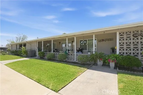 Property Slideshow image 2 of 23 | 1371 oakmont rd 150k, Seal Beach, CA, 90740