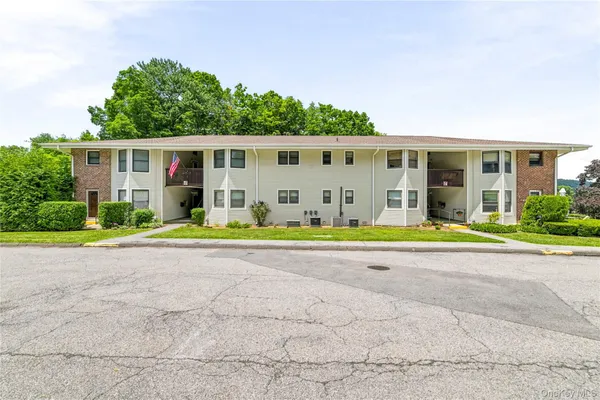 Property Slideshow image 2 of 38 | 27 walden ct j, Yorktown, NY, 10598