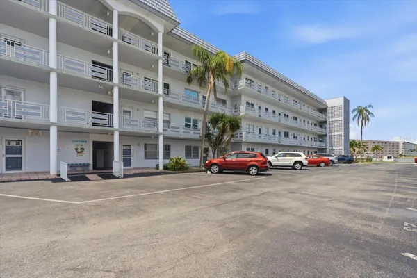 Property Slideshow image 2 of 31 | 3018 59th st 414, Gulfport, FL, 33707