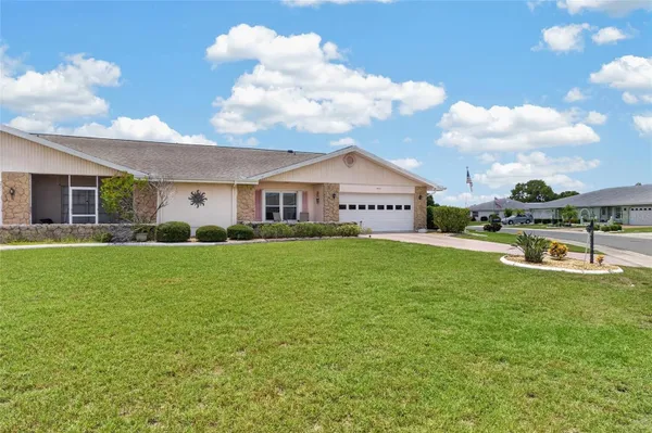 Property Slideshow image 2 of 36 | 907 bluewater dr, Sun City Center, FL, 33573