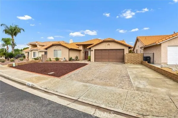 Property Slideshow image 3 of 37 | 2830 banyan tree ln, Hemet, CA, 92545