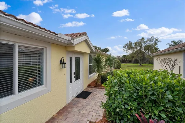 Property Slideshow image 2 of 14 | 2121 burgos dr, Sarasota, FL, 34238