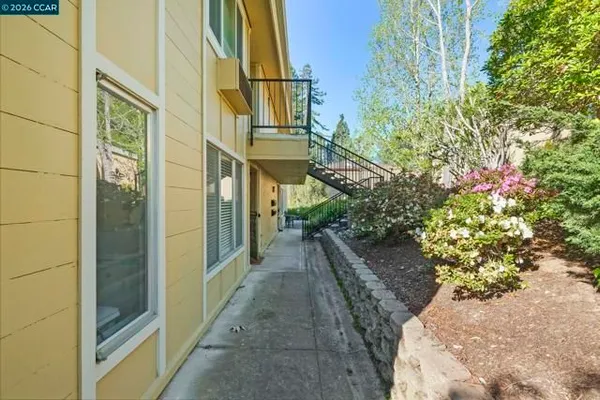 Property Slideshow image 3 of 48 | 1201 skycrest dr 2, Walnut Creek, CA, 94595