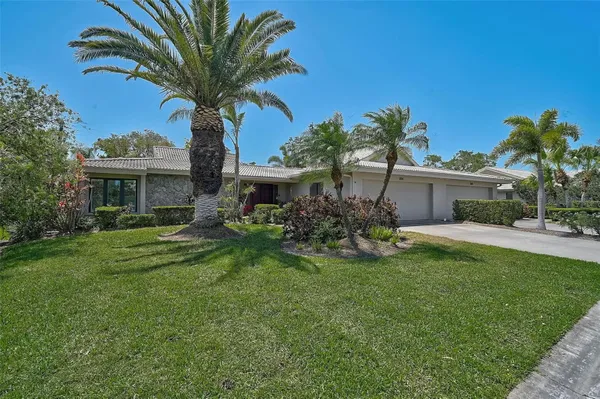 Property Slideshow image 3 of 65 | 3890 wilshire cir 27, Sarasota, FL, 34238