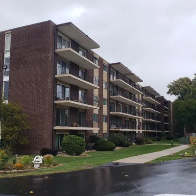 Property Slideshow image 2 of 20 | 5300 walnut ave 12b, Downers Grove, IL, 60515