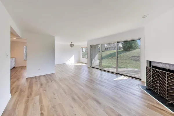 Property Slideshow image 2 of 37 | 83c thornhill ln c, Lake Barrington, IL, 60010