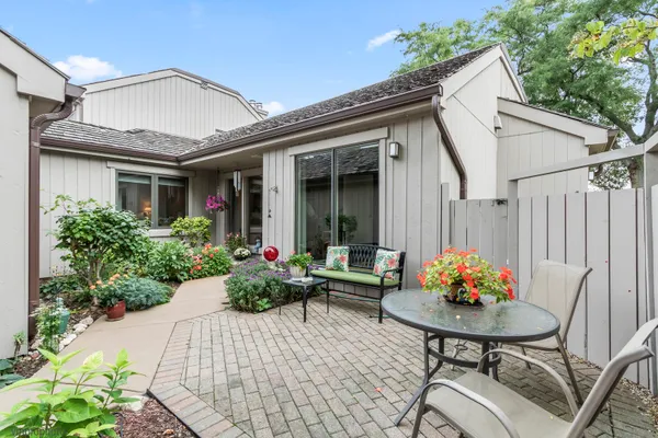 Property Slideshow image 2 of 37 | 68 thornhill ln, Lake Barrington, IL, 60010