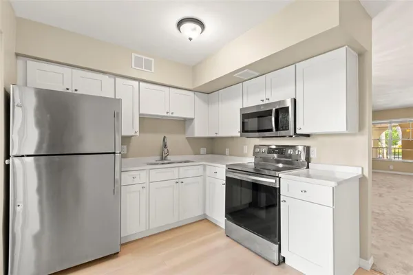 Property Slideshow image 2 of 39 | 2433 brazilia dr 41, Clearwater, FL, 33763