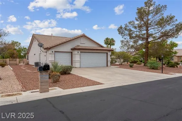 Property Slideshow image 3 of 46 | 5204 rim view ln, Las Vegas, NV, 89130