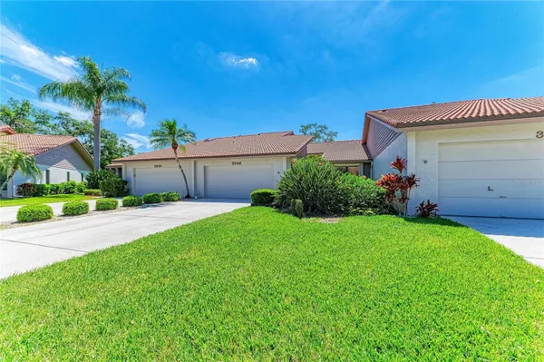 Property Slideshow image 3 of 44 | 3946 wilshire cir 168, Sarasota, FL, 34238