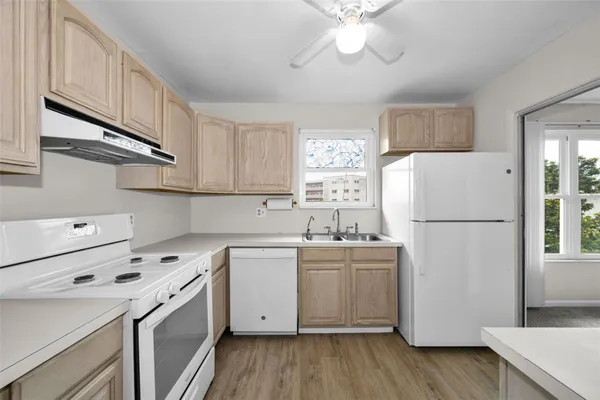 Property Slideshow image 2 of 50 | 5530 80th st b308, St Petersburg, FL, 33709