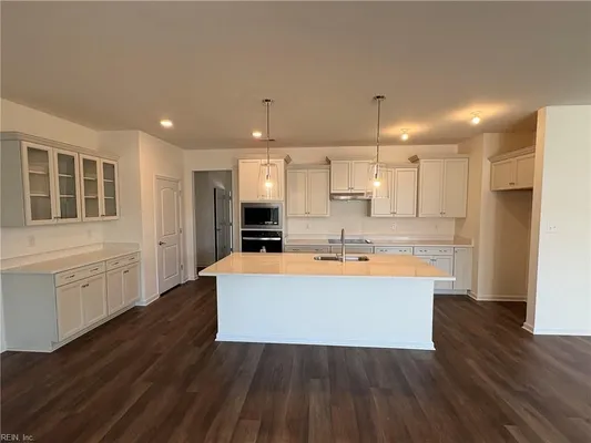 Property Slideshow image 3 of 42 | 203 oxford ave 39-4, Smithfield, VA, 23430