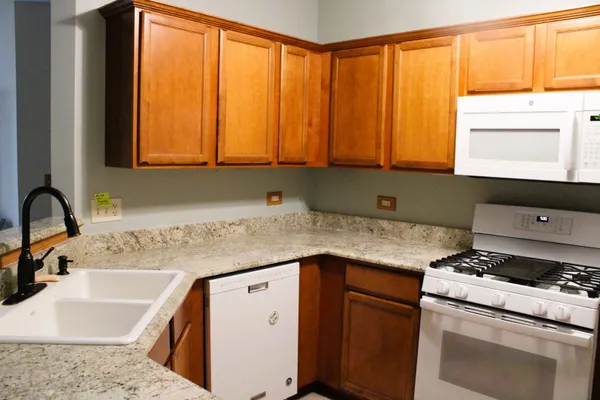 Property Slideshow image 3 of 19 | 1622 captiva dr, Aurora, IL, 60504