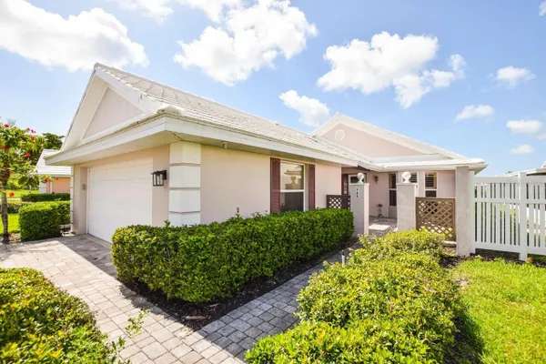 Property Slideshow image 3 of 57 | 745 harrington lake dr 30, Venice, FL, 34293