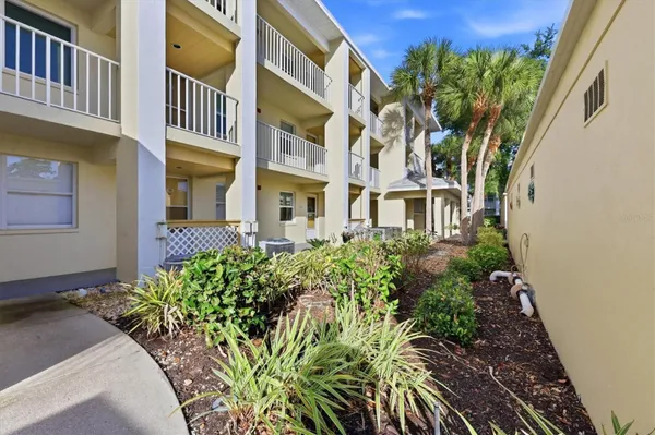 Property Slideshow image 3 of 72 | 433 cerromar ln 334, Venice, FL, 34293