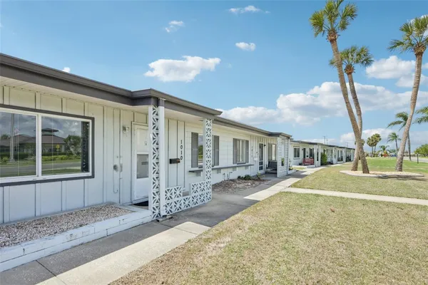 Property Slideshow image 3 of 44 | 1010 n pebble beach blvd, Sun City Center, FL, 33573