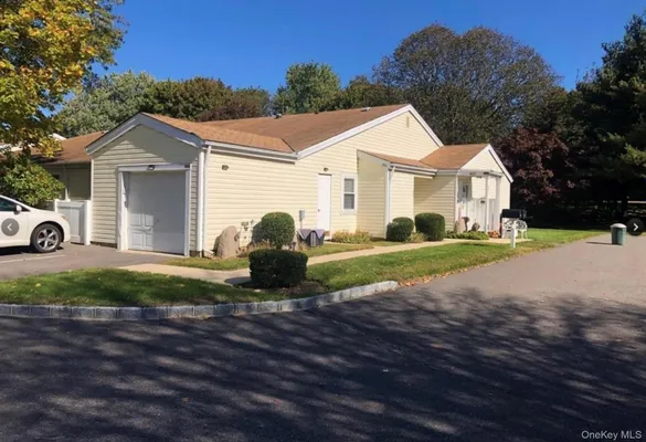 Property Slideshow image 2 of 8 | 401 cabot ct, Smithtown, NY, 11780