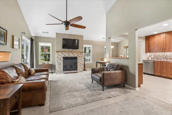Property Slideshow image 3 of 20 | 616 edinburgh ln b, Prospect Heights, IL, 60070