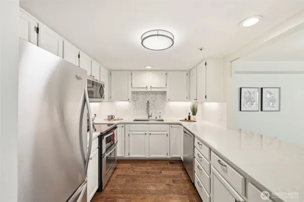 Property Slideshow image 3 of 40 | 4081 224th ln 210, Issaquah, WA, 98029