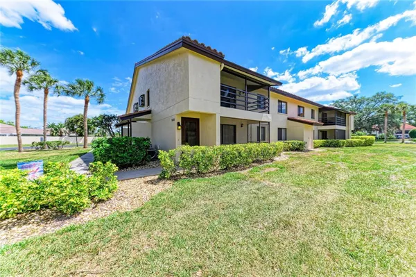 Property Slideshow image 3 of 32 | 5685 gardens dr 5685, Sarasota, FL, 34243
