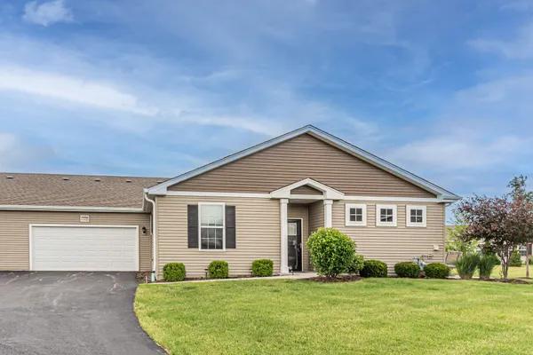 Property Slideshow image 2 of 33 | 1116 crestview ln, Pingree Grove, IL, 60140