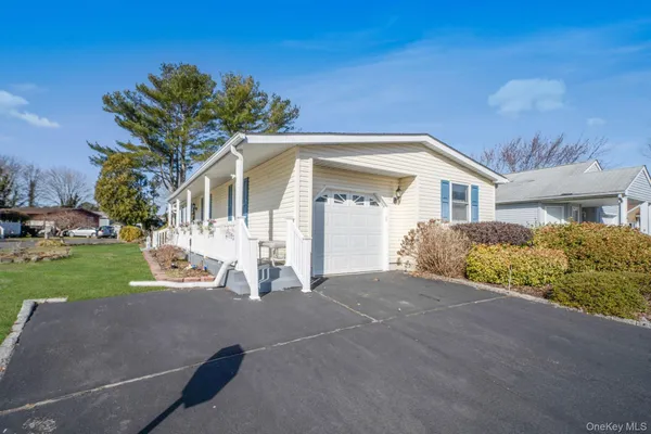 Property Slideshow image 3 of 26 | 2 dogwood ln, Brookhaven, NY, 11949