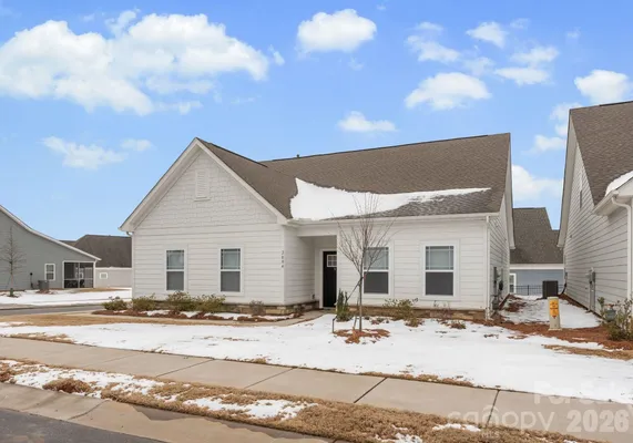 Property Slideshow image 2 of 43 | 2004 bonds ln, Fort Mill, SC, 29715