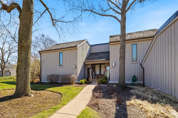 Property Slideshow image 2 of 24 | 97 w thornhill ln a, Lake Barrington, IL, 60010