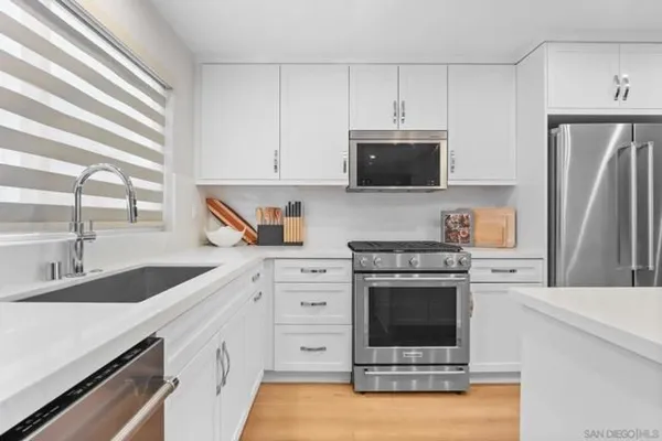 Property Slideshow image 2 of 27 | 4810 canyon vw, San Diego, CA, 92117
