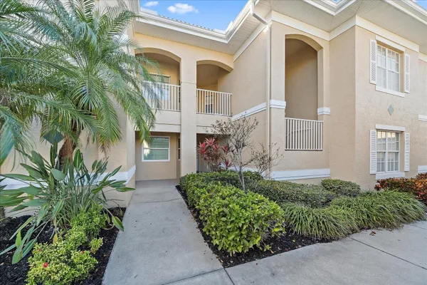 Property Slideshow image 2 of 50 | 6318 grand oak cir 204, Bradenton, FL, 34203
