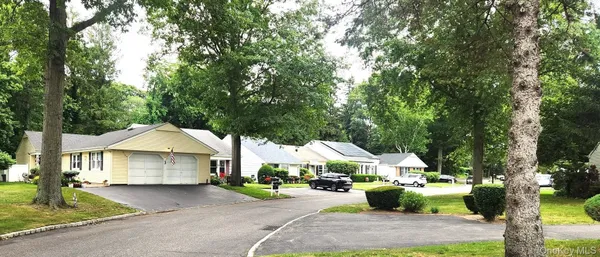 Property Slideshow image 3 of 19 | 9 freedom ln, Brookhaven, NY, 11727