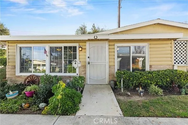 Property Slideshow image 3 of 52 | 19120 avenue of the oaks a, Newhall, CA, 91321
