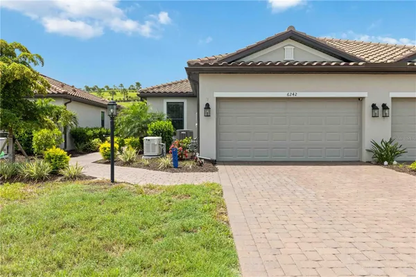 Property Slideshow image 2 of 60 | 6242 grandview hill ct, Bradenton, FL, 34203