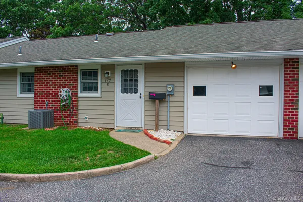 Property Slideshow image 2 of 36 | 179 ventry ct b, Brookhaven, NY, 11961