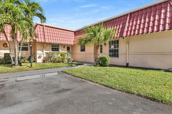 Property Slideshow image 3 of 38 | 123 amherst ln # 123, Lake Worth, FL, 33467