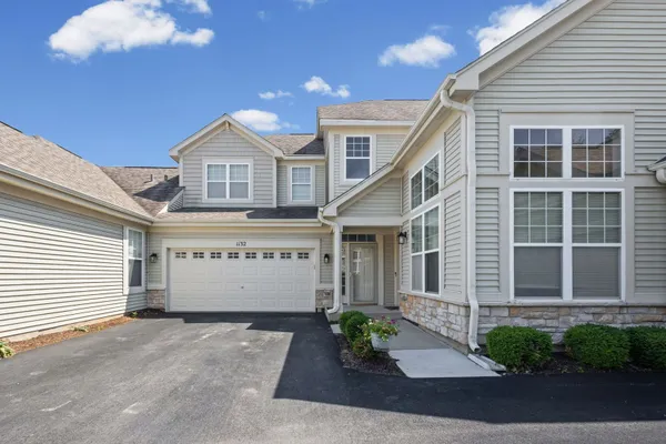 Property Slideshow image 2 of 24 | 1132 foxridge ln, Aurora, IL, 60502