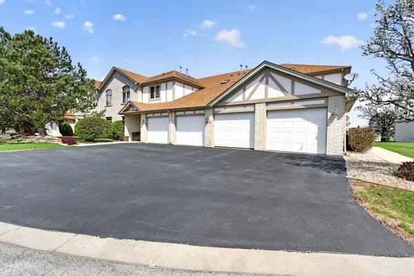 Property Slideshow image 2 of 32 | 6420 pine trail ln 1, Tinley Park, IL, 60477