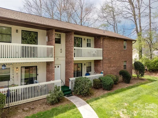 Property Slideshow image 3 of 31 | 103 oakwood pl 4, Hendersonville, NC, 28792