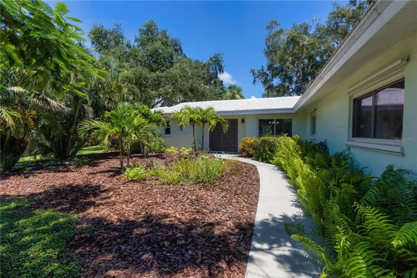 Property Slideshow image 2 of 52 | 3337 spring mill cir, Sarasota, FL, 34239