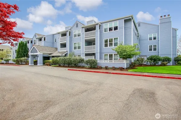 Property Slideshow image 3 of 36 | 4081 224th ln 107, Issaquah, WA, 98029