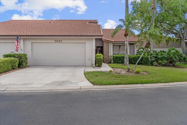 Property Slideshow image 2 of 30 | 3862 wilshire cir 107, Sarasota, FL, 34238