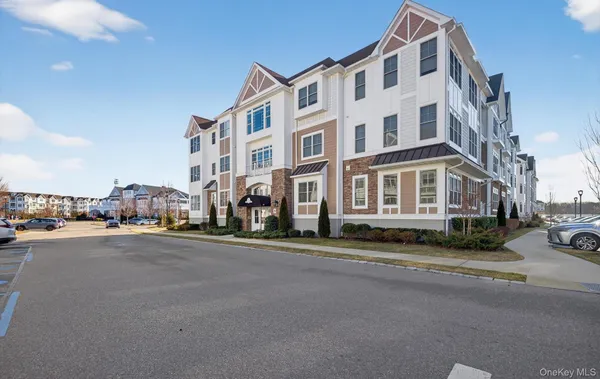 Property Slideshow image 2 of 45 | 25102 aspenwood dr, Plainview, NY, 11803