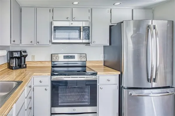 Property Slideshow image 3 of 50 | 1844 pine glade cir, Fort Myers, FL, 33907