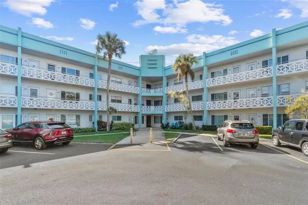 Property Slideshow image 2 of 40 | 2455 finlandia ln 39, Clearwater, FL, 33763