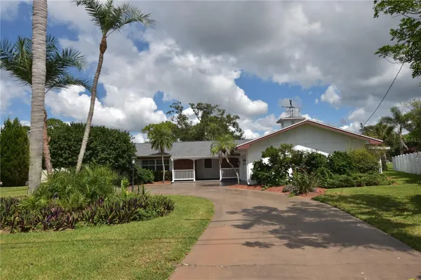 Property Slideshow image 2 of 33 | 5217 canterbury dr, Sarasota, FL, 34243