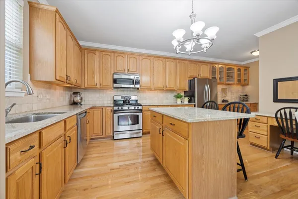 Property Slideshow image 3 of 17 | 621 dunhill ln, Carol Stream, IL, 60188