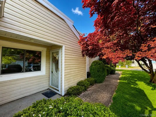 Property Slideshow image 3 of 25 | 607 cabot ct, Smithtown, NY, 11780