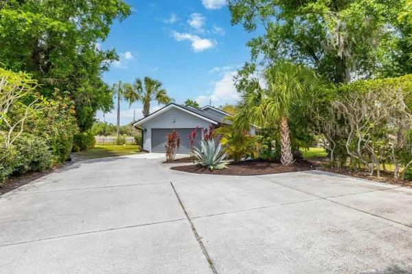 Property Slideshow image 3 of 27 | 8021 timber lake ln, Sarasota, FL, 34243