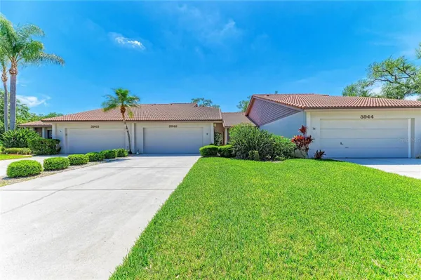 Property Slideshow image 2 of 44 | 3946 wilshire cir 168, Sarasota, FL, 34238