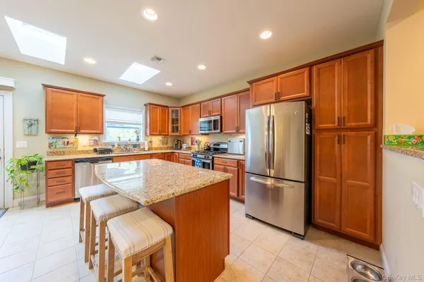 Property Slideshow image 3 of 22 | 18 kennsington ct, Riverhead, NY, 11901